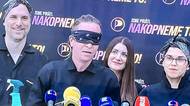 Piráti ve „slušivých“ oblečcích: Před Sněmovnou by se dalo trapno krájet, uvnitř to bylo ještě horší